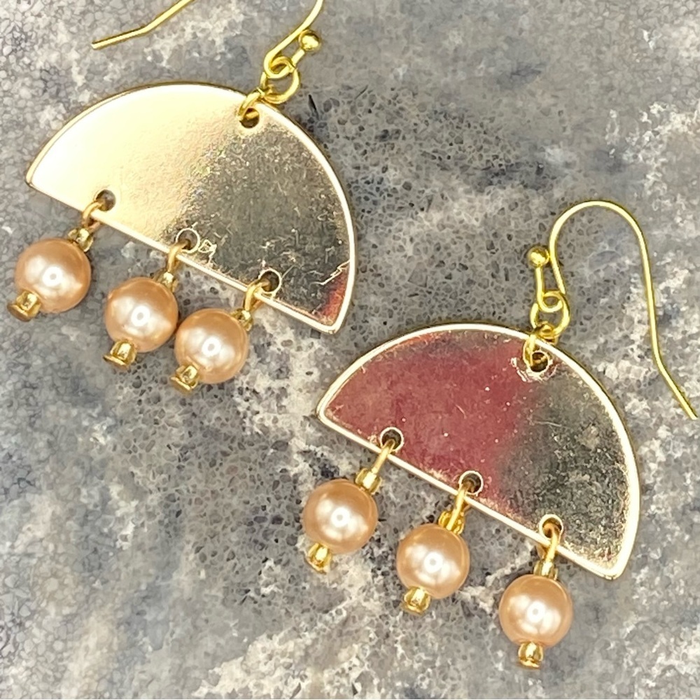 HAND CRAFTED EARRINGS Gold Half Moon & Peach Pearl Dangle Drop NWT - Picture 4 of 10
